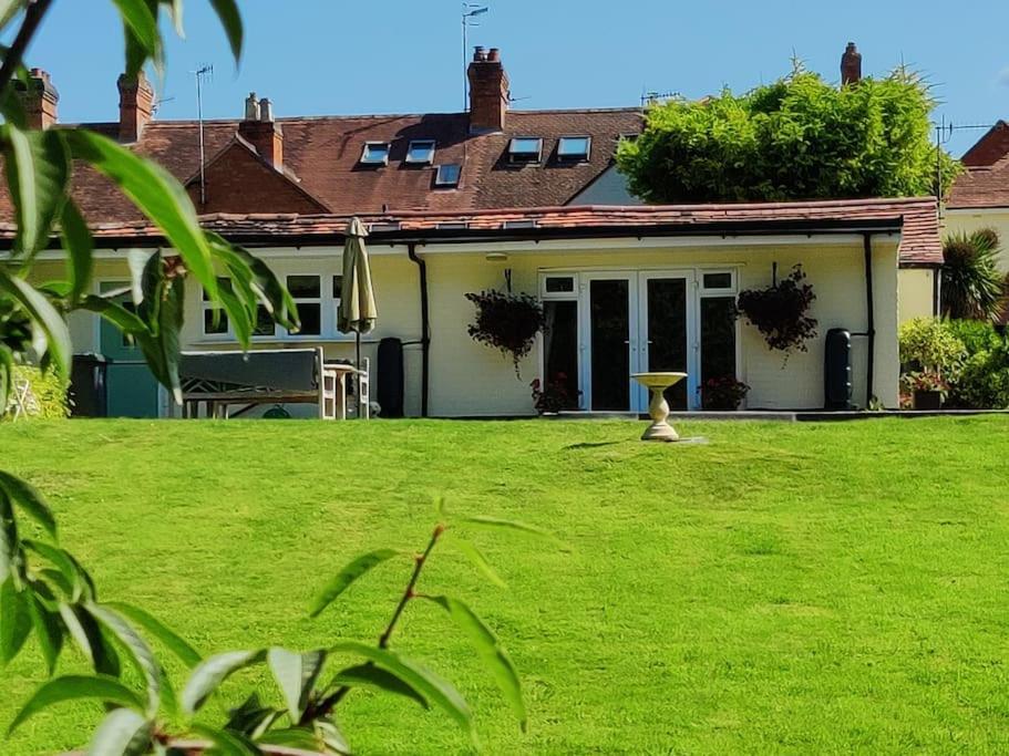 Villa The Nook Located In A Beautiful Garden Setting With Parking Stratford-upon-Avon Exterior foto