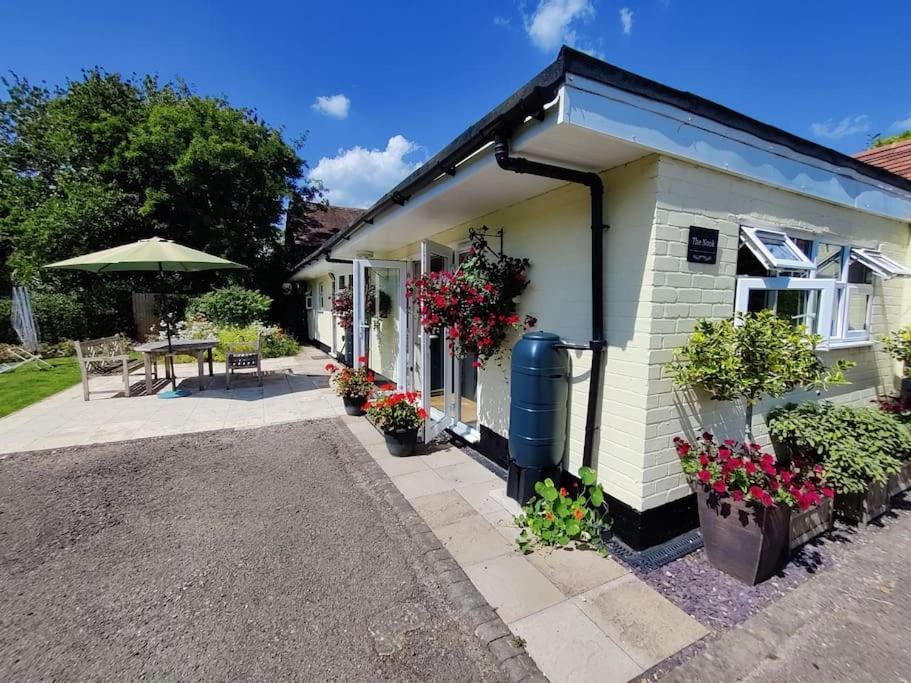 Villa The Nook Located In A Beautiful Garden Setting With Parking Stratford-upon-Avon Exterior foto